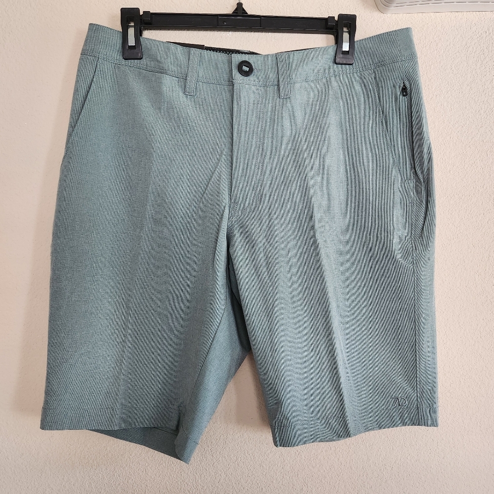 7 Diamonds Mens Banks Hybrid Short Size 32 Seafoam NWT